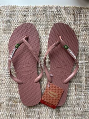 Havaianas Slim Flip Flops Mauve Pink w/ Brazil Flag – New w/ Tags – Size 7/8